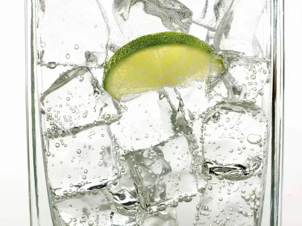 Nahaufnahme Von Mineralwasser Mit Eiswürfeln Und Limettenscheibe — Stockfoto