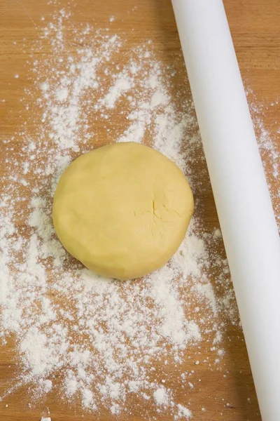 Elevated View Shortcrust Pastry Rolling Pin Floured Surface — Stock Photo, Image