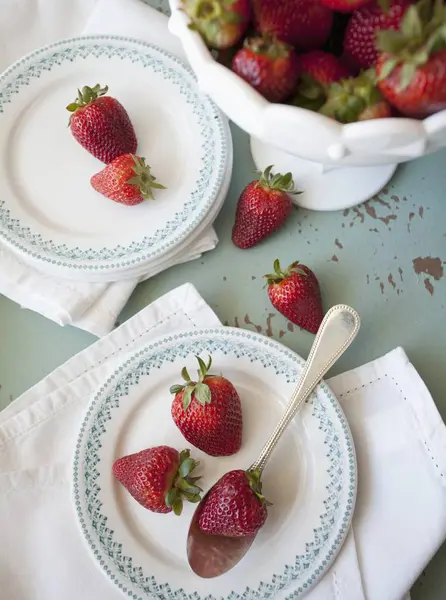 Strawberries with stalks om plates — Stock Photo, Image