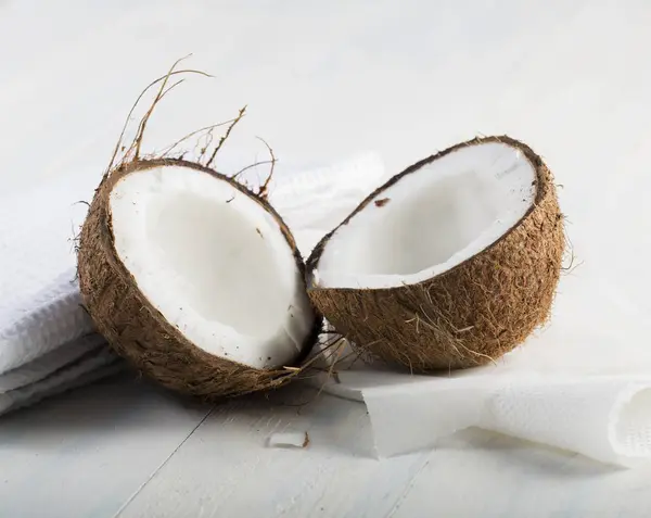 新鲜的一半的椰子 — 图库照片
