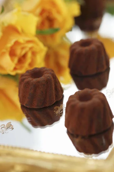 Chokladpraliner på bricka — Stockfoto