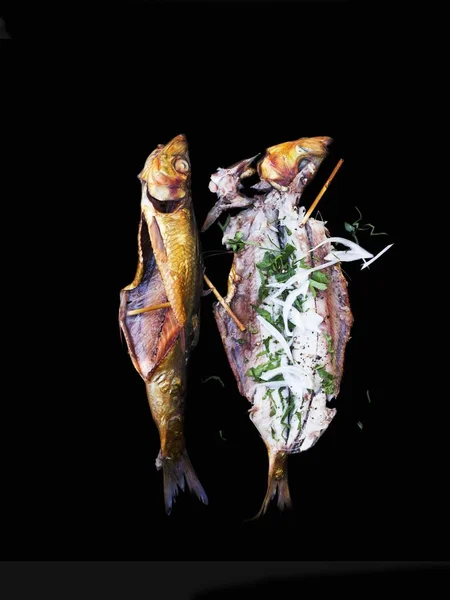 Pescado a la parrilla con hierbas — Foto de Stock