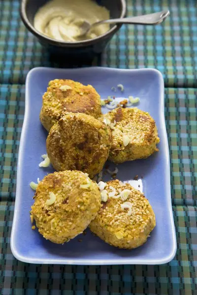 Falafel with broccoli, spring onions and sauce — Stock Photo, Image