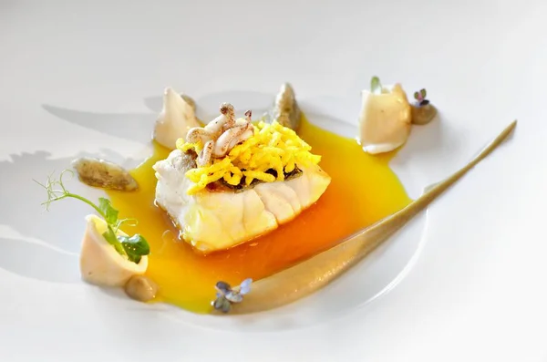 Sea bass with puffed saffron rice — Stock Photo, Image