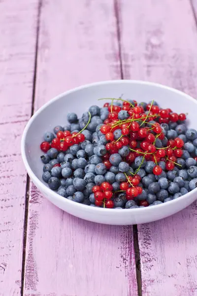 Bowl of redcurrants and blueberries — Stock Photo, Image