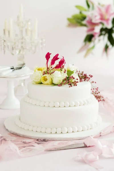 Pastel decorado con flores —  Fotos de Stock