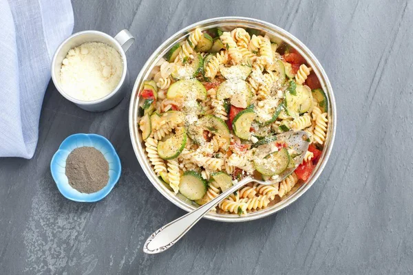 Fusilli mit Hackfleisch backen — Stockfoto