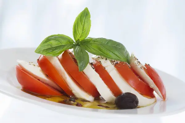 Strati di pomodoro e mozzarella — Foto Stock