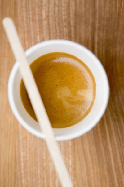 Espressokopp med träpinne — Stockfoto