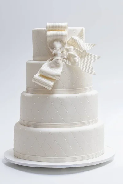 Svatební dort s bílou mašlí — Stock fotografie