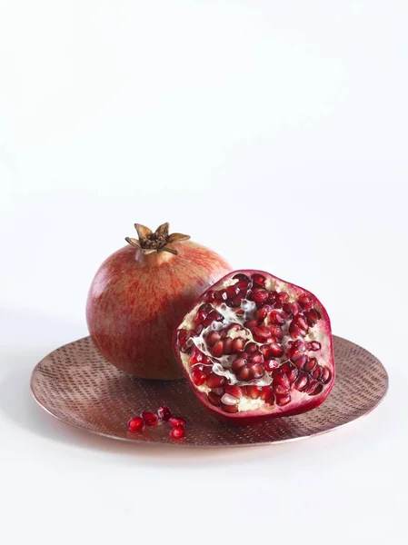 Frischer Granatapfel mit der Hälfte — Stockfoto