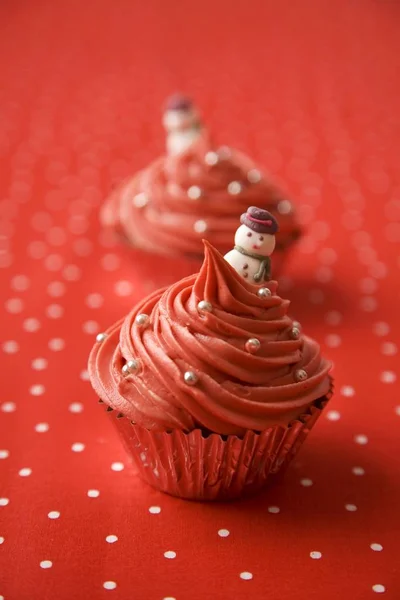 Cupcakes decorated with silver pearls and snowmen — Stock Photo, Image