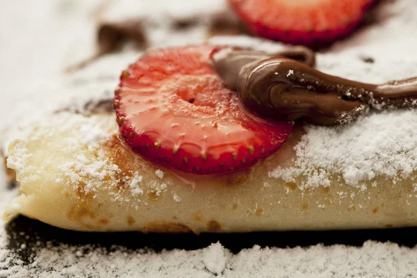 Crepes with chocolate sauce and strawberries — Stock Photo, Image