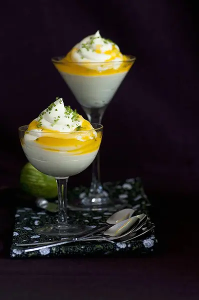 Zitronenmousse mit Limettenschale — Stockfoto