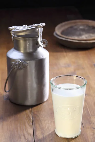 Glas mjölk med en mjölkkärl — Stockfoto