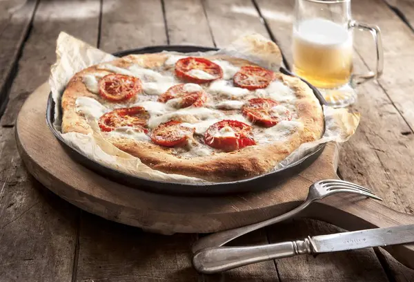 Margherita, pizza en bier — Stockfoto