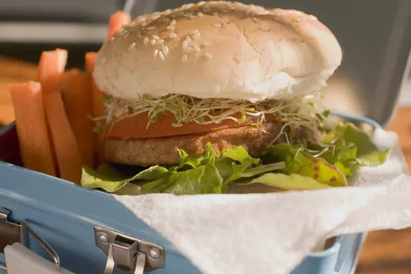 Burger i świeże warzywa — Zdjęcie stockowe