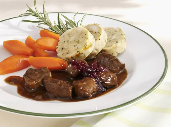 Hirschragout mit Serviette — Stockfoto