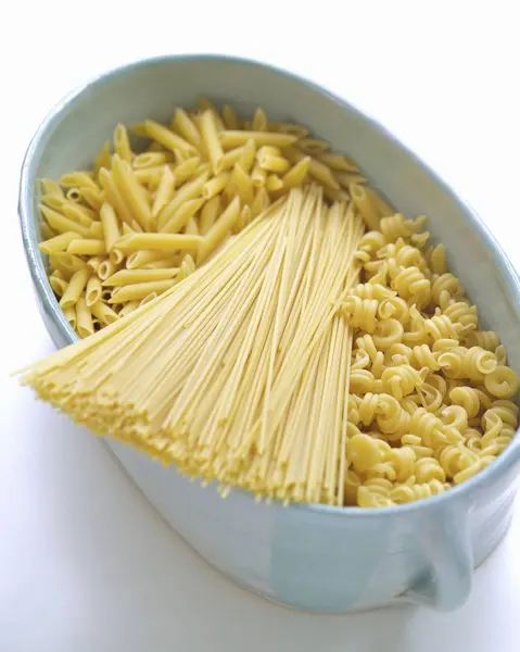 Diverse soorten rauwe pasta — Stockfoto