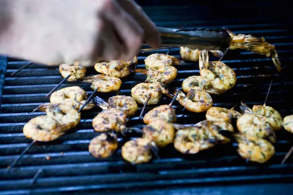 Vértes Levágott Kéz Megszervezése Garnéla Nyárs Barbecue Rack Nézet — Stock Fotó