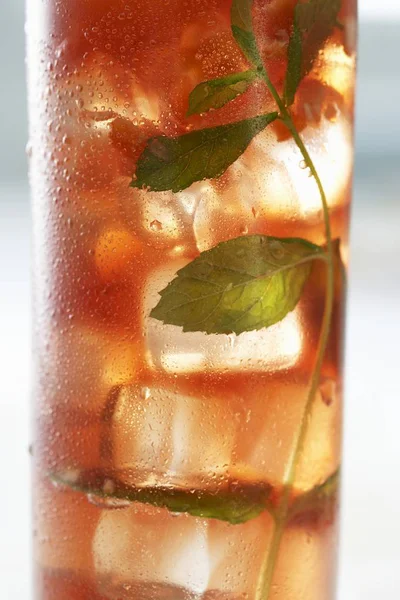 Glass of iced tea with mint — Stock Photo, Image