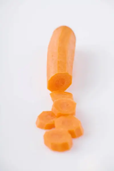 Cenoura fresca em fatias parciais — Fotografia de Stock