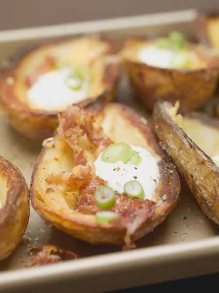 Pelli Patate Forno Con Pancetta Panna Acida Anelli Peperoncino Piatto — Foto Stock