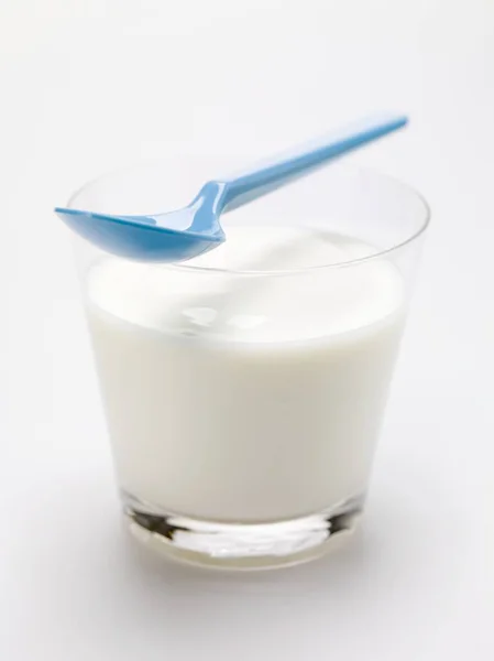 Натуральный йогурт в стекле — стоковое фото