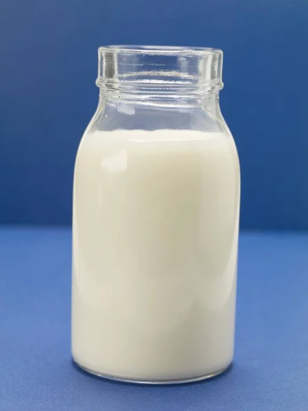 Sticlă mică de lapte — Fotografie, imagine de stoc