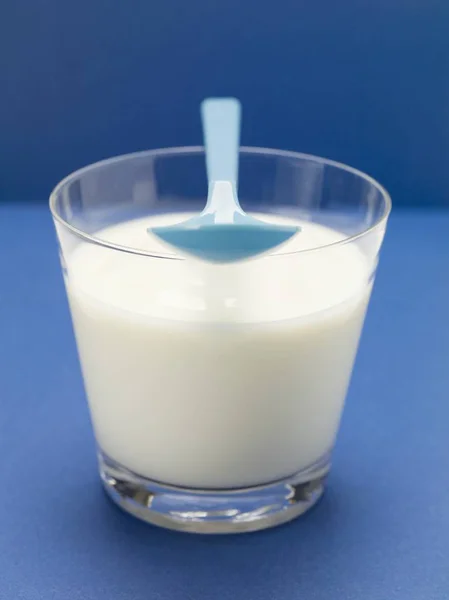 Yoghurt i glas med sked — Stockfoto