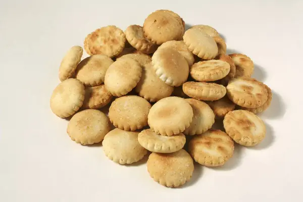Oyster Crackers op witte achtergrond — Stockfoto