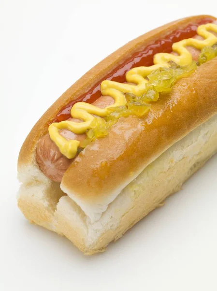 Hot dog s kečupem a okurkou — Stock fotografie