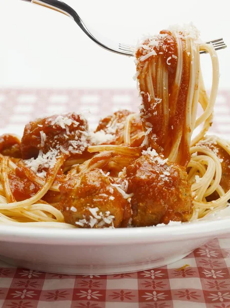 Spaghetti pasta with meatballs in tomato sauce — Stock Photo, Image