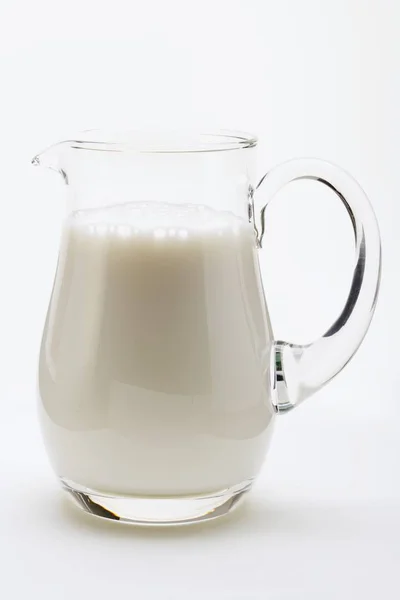 玻璃瓶中的牛奶 — 图库照片