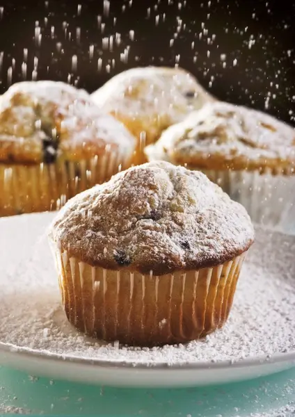 Blueberry Muffins worden afgestoft — Stockfoto
