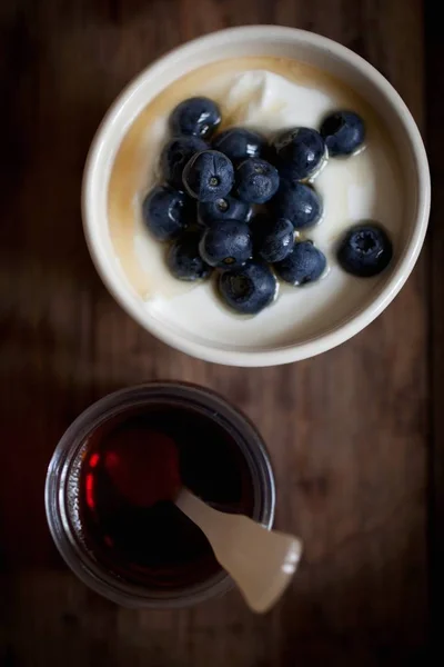 Greek yogurt with fresh blueberries — Stock Photo, Image