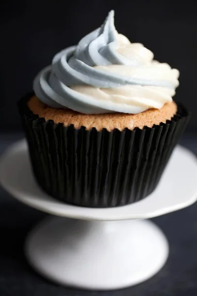 Cupcake con crema en el stand — Foto de Stock