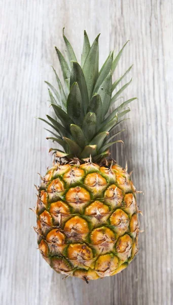 Ananas auf Holzklotz — Stockfoto