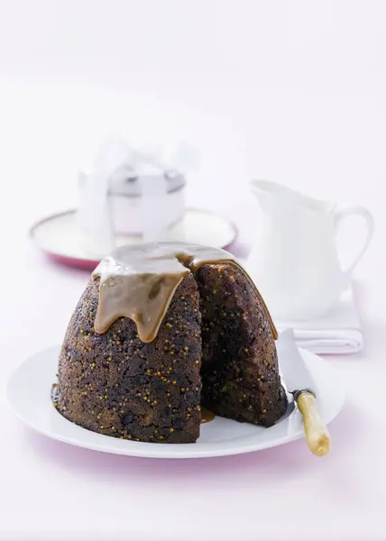 Figgy pudding with butterscotch sauce — Stock Photo, Image