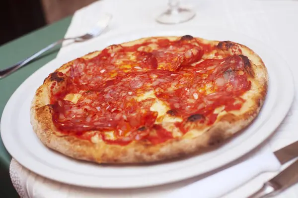Pizza au Prosciutto cuit au four — Photo