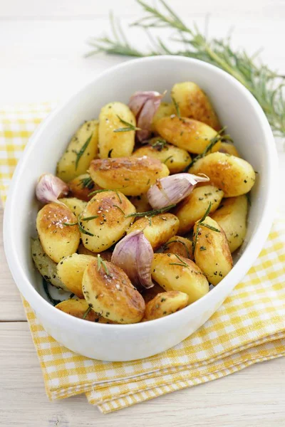 Roasted potatoes with rosemary — Stock Photo, Image