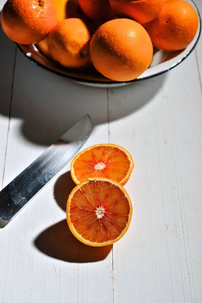 Oranges sanguines dans un bol à moitié — Photo