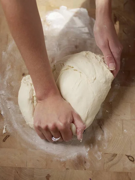 Massa de pão sendo amassada — Fotografia de Stock