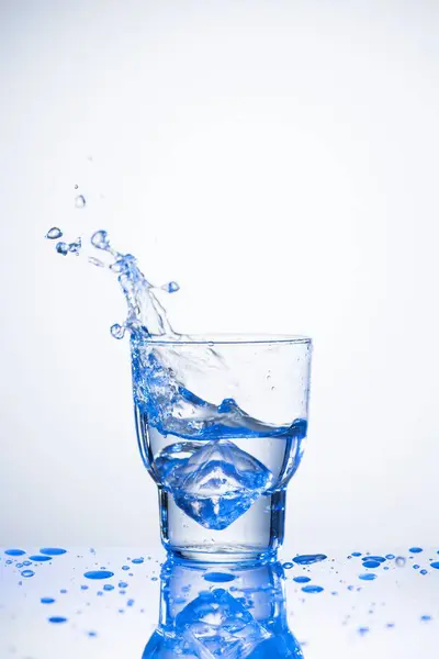 Voda stříkající ze skla — Stock fotografie