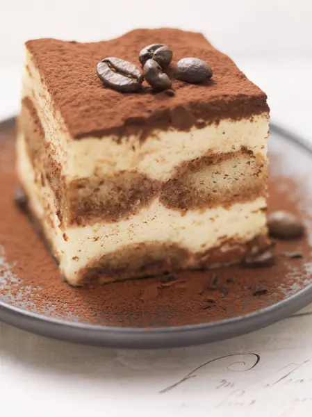 Tiramisu mit Kakaopulver bestreut — Stockfoto