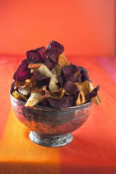Vegetable crisps in silver bowl — Stock Photo, Image