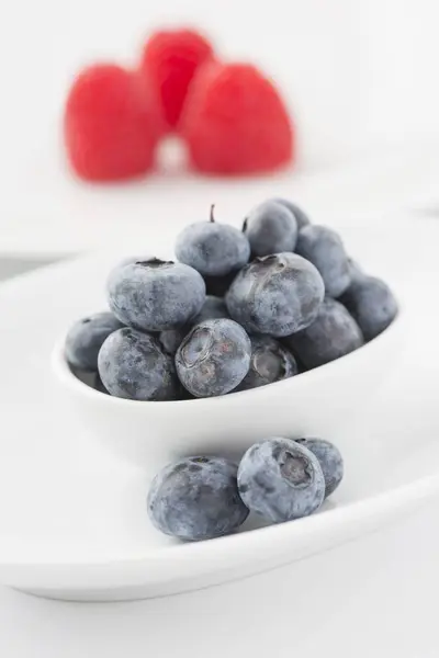 Blueberries and raspberries, close-up — Stock Photo, Image