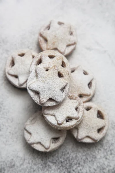 Köttfärs pajer dammas med florsocker — Stockfoto