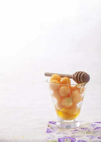 Melonenbällchen mit Honig — Stockfoto