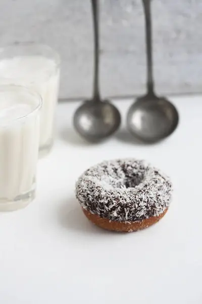 Doughnut with chocolate glaze — Stock Photo, Image